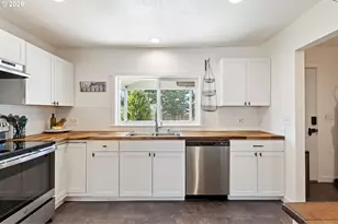 158 NE Garrecht St, Roseburg, OR 97470 - Photo 15