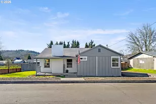 158 NE Garrecht St, Roseburg, OR 97470 - Photo 5