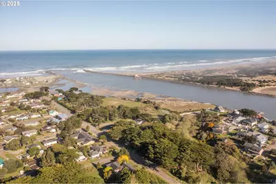 390 4th St SW, Bandon, OR 97411 - Photo 9