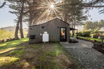 390 4th St SW, Bandon, OR 97411 - Photo 5