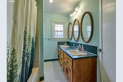 102 E 5th St, Molalla, OR 97038 - Photo 21