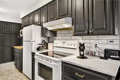 110 NE 130th Pl, Portland, OR 97230 - Photo 9
