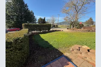 111 SE Cerrito Ct, Myrtle Creek, OR 97457 - Photo 3