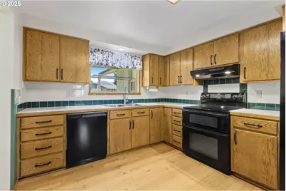 376 49th Loop, Springfield, OR 97478 - Photo 5