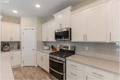 110 W Oxford St, Newberg, OR 97132 - Photo 21