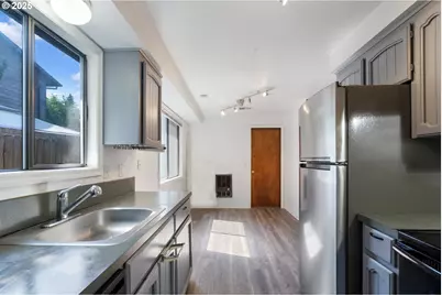 6025 SW Cherryhill Dr, Beaverton, OR 97008 - Photo 9