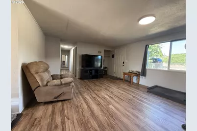 351 SE Darrell Ave, Winston, OR 97496 - Photo 5