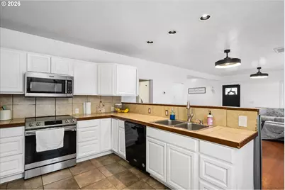 710 S 3rd St, Cottage Grove, OR 97424 - Photo 13