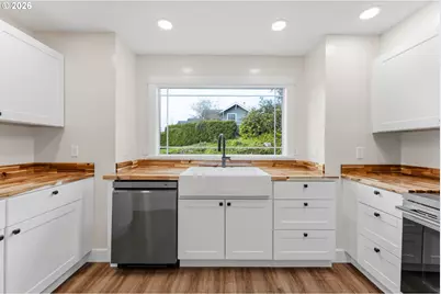 790 Oregon Ave, North Bend, OR 97459 - Photo 9