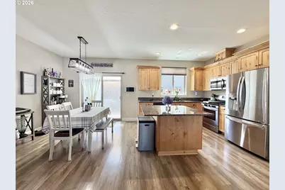 1202 Albatross Ct, Sweet Home, OR 97386 - Photo 9