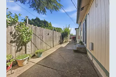 719 18th St, Springfield, OR 97477 - Photo 17