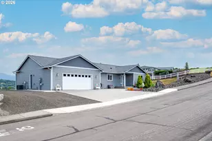 576 Highland Vista Ln, Roseburg, OR 97471 - Photo 3
