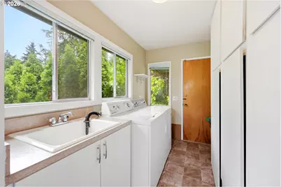 2555 SW Sunset Blvd, Portland, OR 97239 - Photo 9