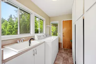 2555 SW Sunset Blvd, Portland, OR 97239 - Photo 9