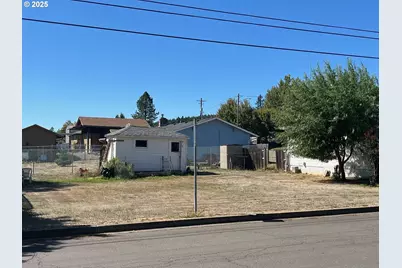 776 E Fourth Ave, Sutherlin, OR 97479 - Photo 3