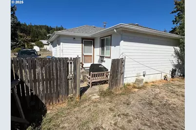 776 E Fourth Ave, Sutherlin, OR 97479 - Photo 7