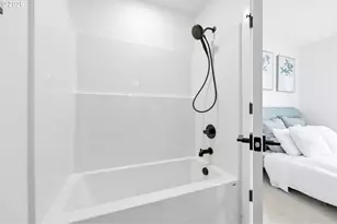 11717 SE Ash St, Portland, OR 97216 - Photo 21