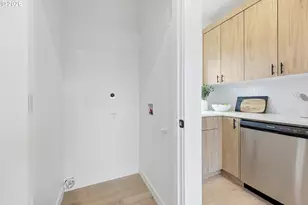 11717 SE Ash St, Portland, OR 97216 - Photo 25