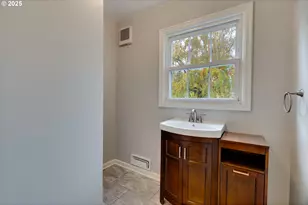 205 NE Billingher Dr, Portland, OR 97220 - Photo 13