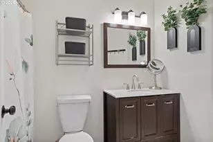 11821 NE Siskiyou St, Portland, OR 97220 - Photo 9