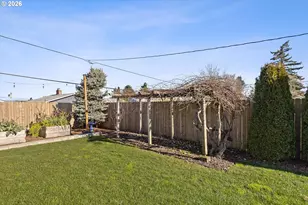 11821 NE Siskiyou St, Portland, OR 97220 - Photo 27