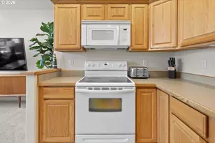 1011 10th St, Florence, OR 97439 - Photo 3