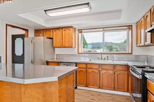 2421 Hickory Ave, Longview, WA 98632 - Photo 9