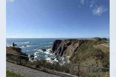 1305 Moore St #402, Brookings, OR 97415 - Photo 3