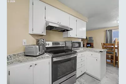 13725 SE Center St, Portland, OR 97236 - Photo 5