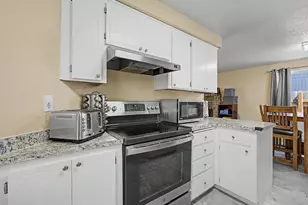 13725 SE Center St, Portland, OR 97236 - Photo 5