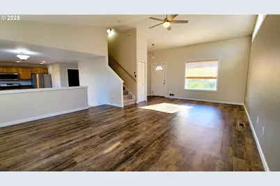 881 Arrow Leaf Pl, Harrisburg, OR 97446 - Photo 3