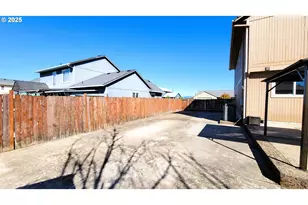 881 Arrow Leaf Pl, Harrisburg, OR 97446 - Photo 15