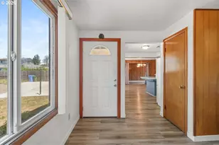 1081 E Jackson Ave, Cottage Grove, OR 97424 - Photo 9