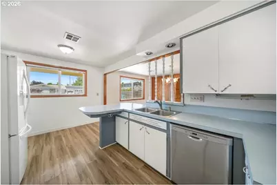 1081 E Jackson Ave, Cottage Grove, OR 97424 - Photo 13