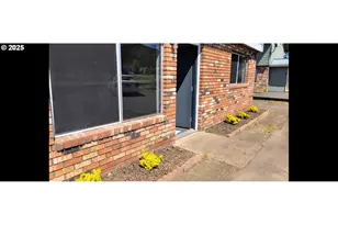 587 W Berdine St, Roseburg, OR 97471 - Photo 3