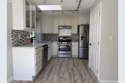 14545 SE Center St, Portland, OR 97236 - Photo 7