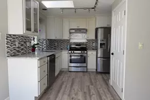 14545 SE Center St, Portland, OR 97236 - Photo 7