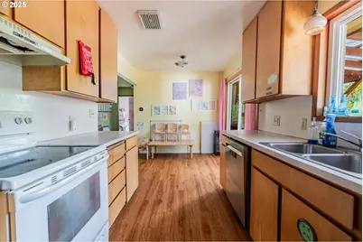 14124 SE Mill St, Portland, OR 97233 - Photo 9