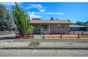 830 S 7th St, Cottage Grove, OR 97424 - Photo 1