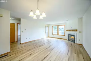 824 NE Ashby Ct, McMinnville, OR 97128 - Photo 9