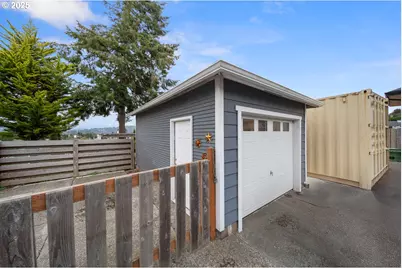 662 S 11th St, Coos Bay, OR 97420 - Photo 9