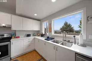 662 S 11th St, Coos Bay, OR 97420 - Photo 31