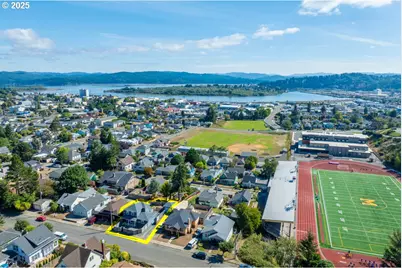 662 S 11th St, Coos Bay, OR 97420 - Photo 3