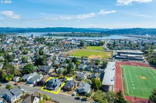 662 S 11th St, Coos Bay, OR 97420 - Photo 3