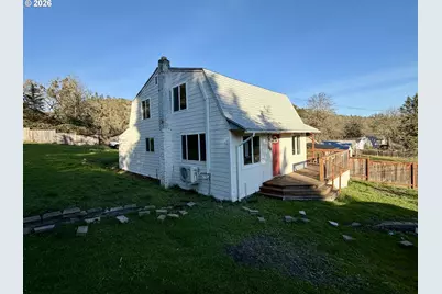 2056 NE Oswego Ave, Roseburg, OR 97470 - Photo 5