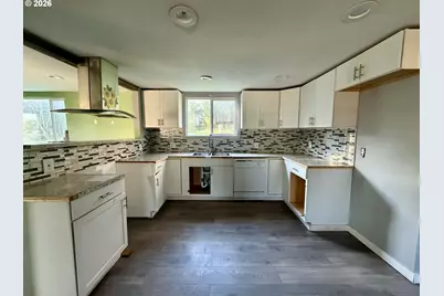 2056 NE Oswego Ave, Roseburg, OR 97470 - Photo 11