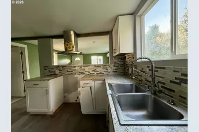 2056 NE Oswego Ave, Roseburg, OR 97470 - Photo 9