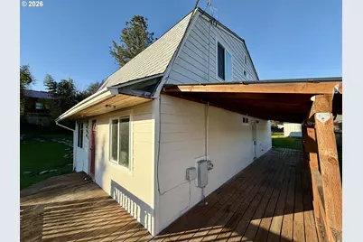2056 NE Oswego Ave, Roseburg, OR 97470 - Photo 3