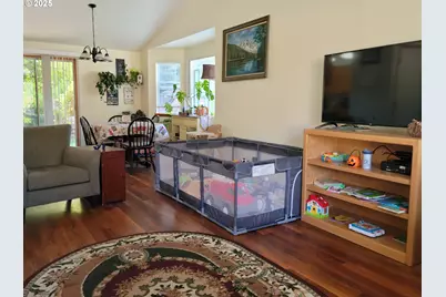 1523 NW Thompson Way, Grants Pass, OR 97526 - Photo 5