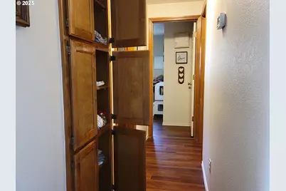 1523 NW Thompson Way, Grants Pass, OR 97526 - Photo 17